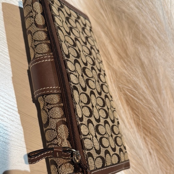 Coach Brown‎ Signature Wallet - Picture 6 of 7